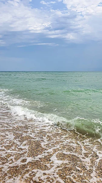 Seascape 물푸레 색깔의 해변에서 몰아치고 있었다 선택적 집중입니다 여름의 — 스톡 사진