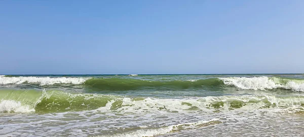 Seascape. 물푸레 한 색깔의 파도 가 해변에서 몰아치고 있었다. 선택적 초점. — 스톡 사진