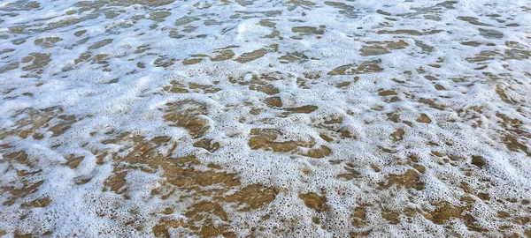 Seascape. Azurová barva vody, vlny pěnící na břehu. Selektivní zaměření. — Stock fotografie