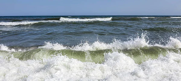 海景。碧绿的水色,浪花飘扬在岸边.有选择的重点. — 图库照片