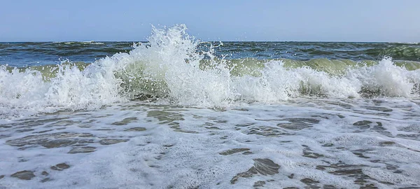 Zeegezicht. Azure kleur van water, schuimende golven op de kust. Selectieve focus. — Stockfoto