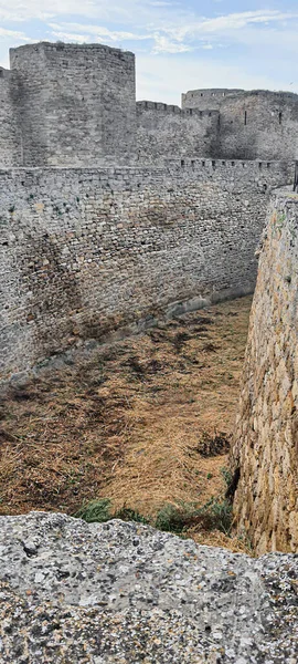 Zniszczona Stara Forteca Wybrzeżu Błękitne Niebo Pomnik Architektury Letni Krajobraz — Zdjęcie stockowe