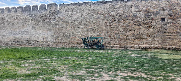 Καταστράφηκε Παλιό Φρούριο Στην Παραλία Μπλε Ουρανός Αρχιτεκτονικό Μνημείο Θερινό — Φωτογραφία Αρχείου