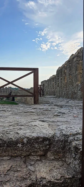 Arruinó Antigua Fortaleza Orilla Del Mar Cielo Azul Monumento Arquitectónico — Foto de Stock
