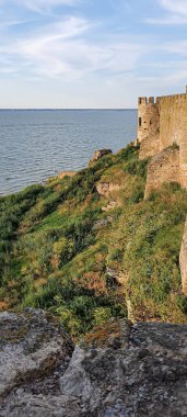 Deniz kıyısındaki harabe eski kale. Mavi gökyüzü. Mimari anıt. Yaz deniz manzarası.
