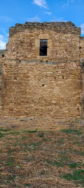 Deniz kıyısındaki harabe eski kale. Mavi gökyüzü. Mimari anıt. Yaz deniz manzarası.