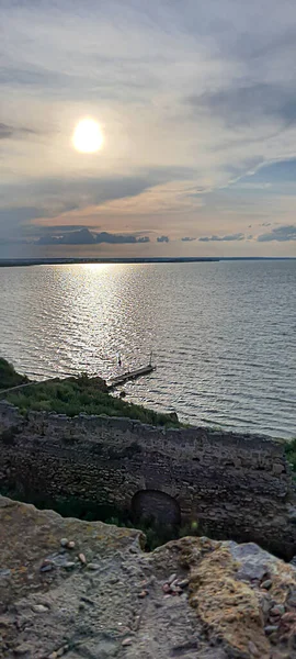 Deniz kıyısındaki harabe eski kale. Mavi gökyüzü. Mimari anıt. Yaz deniz manzarası. — Stok fotoğraf