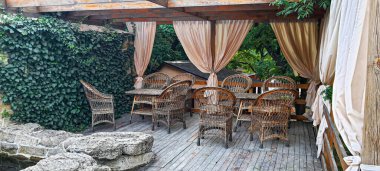 Deniz kıyısındaki harabe eski kale. Mavi gökyüzü. Mimari anıt. Yaz deniz manzarası.