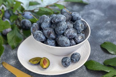 Arka planda erikler var. Sonbahar hasadını hasat ediyorum. Reçel ve sos yapıyorum. Durgun hayat.