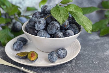 Arka planda erikler var. Sonbahar hasadını hasat ediyorum. Reçel ve sos yapıyorum. Durgun hayat.