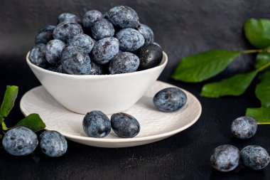 Karanlık bir arka planda erikler. Sonbahar hasadını hasat ediyorum. Reçel ve sos yapıyorum. Durgun hayat.