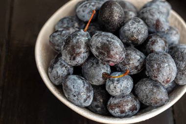 Karanlık bir arka planda erikler. Sonbahar hasadını hasat ediyorum. Reçel ve sos yapıyorum. Durgun hayat.
