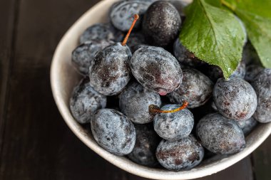 Karanlık bir arka planda erikler. Sonbahar hasadını hasat ediyorum. Reçel ve sos yapıyorum. Durgun hayat.