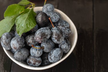 Karanlık bir arka planda erikler. Sonbahar hasadını hasat ediyorum. Reçel ve sos yapıyorum. Durgun hayat.