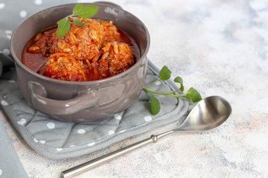 Hafif arka planda, adaçayı ve maydanoz yapraklı köfteler. Ev yapımı öğle yemeği. Boşluğu kopyala.