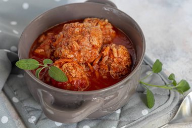 Hafif arka planda, adaçayı ve maydanoz yapraklı köfteler. Ev yapımı öğle yemeği. Boşluğu kopyala.