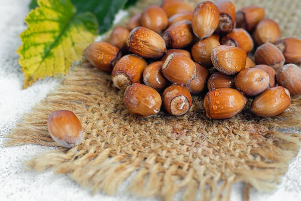 Nocciole Fondo Chiaro Con Foglie Verdi Contiene Vitamine Minerali Benefici — Foto Stock