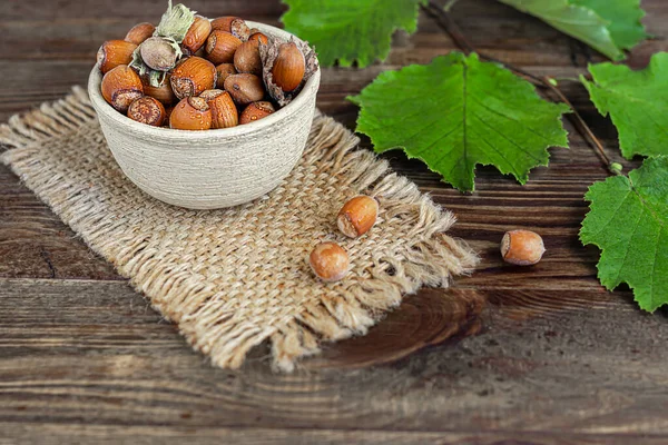 Nocciole Fondo Legno Con Foglie Verdi Contiene Vitamine Minerali Benefici — Foto Stock