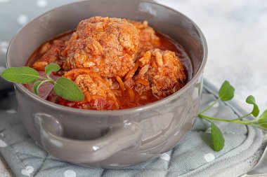 Hafif arka planda, adaçayı ve maydanoz yapraklı köfteler. Ev yapımı öğle yemeği. Boşluğu kopyala.