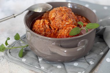 Hafif arka planda, adaçayı ve maydanoz yapraklı köfteler. Ev yapımı öğle yemeği. Boşluğu kopyala.