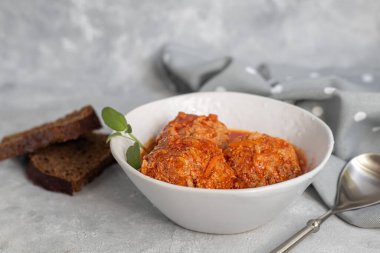 Hafif arka planda, adaçayı ve maydanoz yapraklı köfteler. Ev yapımı öğle yemeği. Boşluğu kopyala.