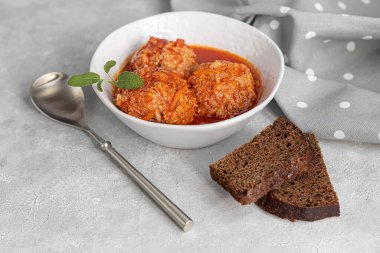 Hafif arka planda, adaçayı ve maydanoz yapraklı köfteler. Ev yapımı öğle yemeği. Boşluğu kopyala.