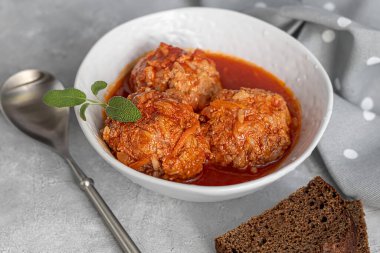 Hafif arka planda, adaçayı ve maydanoz yapraklı köfteler. Ev yapımı öğle yemeği. Boşluğu kopyala.