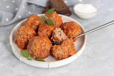 Hafif arka planda, adaçayı ve maydanoz yapraklı köfteler. Ev yapımı öğle yemeği. Boşluğu kopyala.