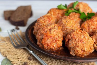 Hafif arka planda, adaçayı ve maydanoz yapraklı köfteler. Ev yapımı öğle yemeği. Boşluğu kopyala.