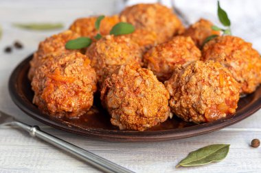 Hafif arka planda, adaçayı ve maydanoz yapraklı köfteler. Ev yapımı öğle yemeği. Boşluğu kopyala.