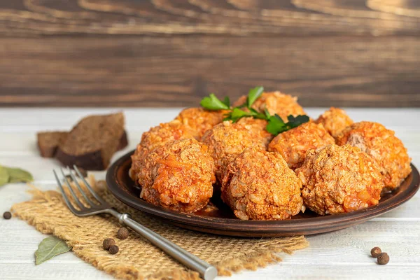 Bolas Carne Sobre Fondo Claro Con Hojas Salvia Perejil Almuerzo Imagen De Stock