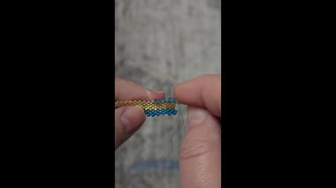 Hafif arka planda tohum boncukları ve cam boncuklardan yapılmış el yapımı yuvarlak küpeler. Boşluğu kopyala