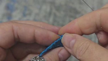 Boncuk ve cam boncuklardan yapılmış el yapımı üçgen küpeler, mavi ve altın sarısı. Boşluğu kopyala.