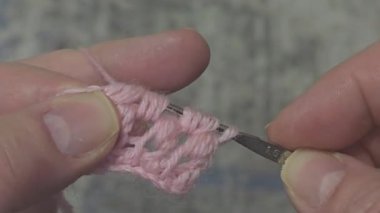 Örgü desenleri, kazaklar, şapkalar ve örülmüş diğer eşyalar için detaylar. El yapımı. Adım adım talimatlar. Metin için boşluk.