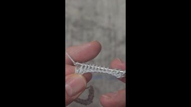 Örgü desenleri, kazaklar, şapkalar ve örülmüş diğer eşyalar için detaylar. El yapımı. Adım adım talimatlar. Metin için boşluk.