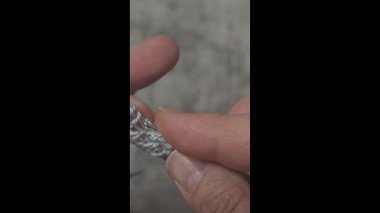 Örgü desenleri, kazaklar, şapkalar ve örülmüş diğer eşyalar için detaylar. El yapımı. Adım adım talimatlar. Metin için boşluk.