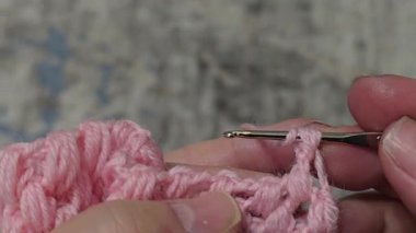 Örgü desenleri, kazaklar, şapkalar ve örülmüş diğer eşyalar için detaylar. El yapımı. Adım adım talimatlar. Metin için boşluk.