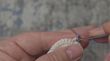 Örgü desenleri, kazaklar, şapkalar ve örülmüş diğer eşyalar için detaylar. El yapımı. Adım adım talimatlar. Metin için boşluk.