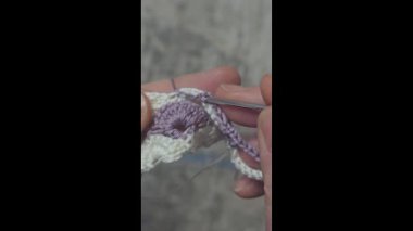 Örgü desenleri, kazaklar, şapkalar ve örülmüş diğer eşyalar için detaylar. El yapımı. Adım adım talimatlar. Metin için boşluk.