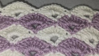 Örgü desenleri, kazaklar, şapkalar ve örülmüş diğer eşyalar için detaylar. El yapımı. Adım adım talimatlar. Metin için boşluk.