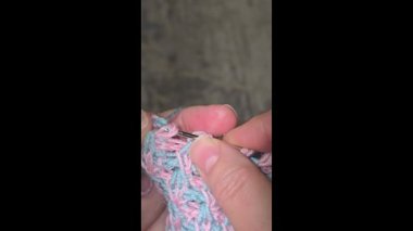 Örgü desenleri, kazaklar, şapkalar ve örülmüş diğer eşyalar için detaylar. El yapımı. Adım adım talimatlar. Metin için boşluk.