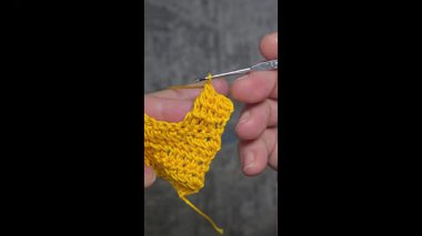 Örgü desenleri, kazaklar, şapkalar ve örülmüş diğer eşyalar için detaylar. El yapımı. Adım adım talimatlar. Metin için boşluk.