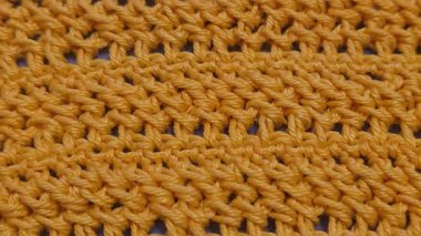 Örgü desenleri, kazaklar, şapkalar ve örülmüş diğer eşyalar için detaylar. El yapımı. Adım adım talimatlar. Metin için boşluk.