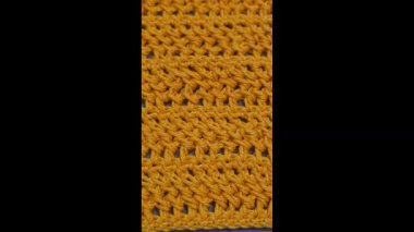 Örgü desenleri, kazaklar, şapkalar ve örülmüş diğer eşyalar için detaylar. El yapımı. Adım adım talimatlar. Metin için boşluk.