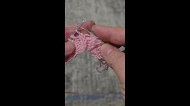 Örgü desenleri, kazaklar, şapkalar ve örülmüş diğer eşyalar için detaylar. El yapımı. Adım adım talimatlar. Metin için boşluk.