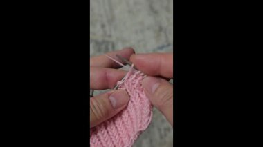 Örgü desenleri, kazaklar, şapkalar ve örülmüş diğer eşyalar için detaylar. El yapımı. Adım adım talimatlar. Metin için boşluk.