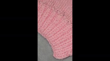 Örgü desenleri, kazaklar, şapkalar ve örülmüş diğer eşyalar için detaylar. El yapımı. Adım adım talimatlar. Metin için boşluk.