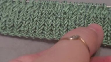 Örgü desenleri, kazaklar, şapkalar ve örülmüş diğer eşyalar için detaylar. El yapımı. Adım adım talimatlar. Metin için boşluk.