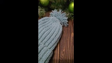 Örgü desenleri, kazaklar, şapkalar ve örülmüş diğer eşyalar için detaylar. El yapımı. Adım adım talimatlar. Metin için boşluk.