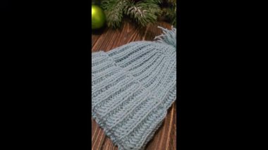 Örgü desenleri, kazaklar, şapkalar ve örülmüş diğer eşyalar için detaylar. El yapımı. Adım adım talimatlar. Metin için boşluk.